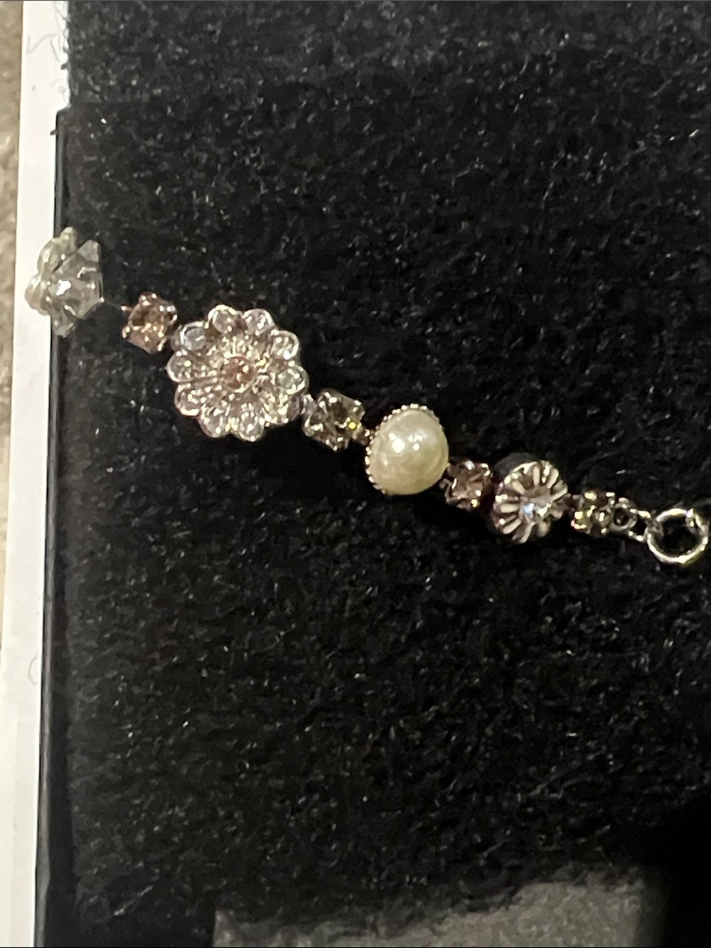 VINTAGE INSPIRED Delicate Pearl & Crystal Flower Bracelet - Silver Tone. NWT